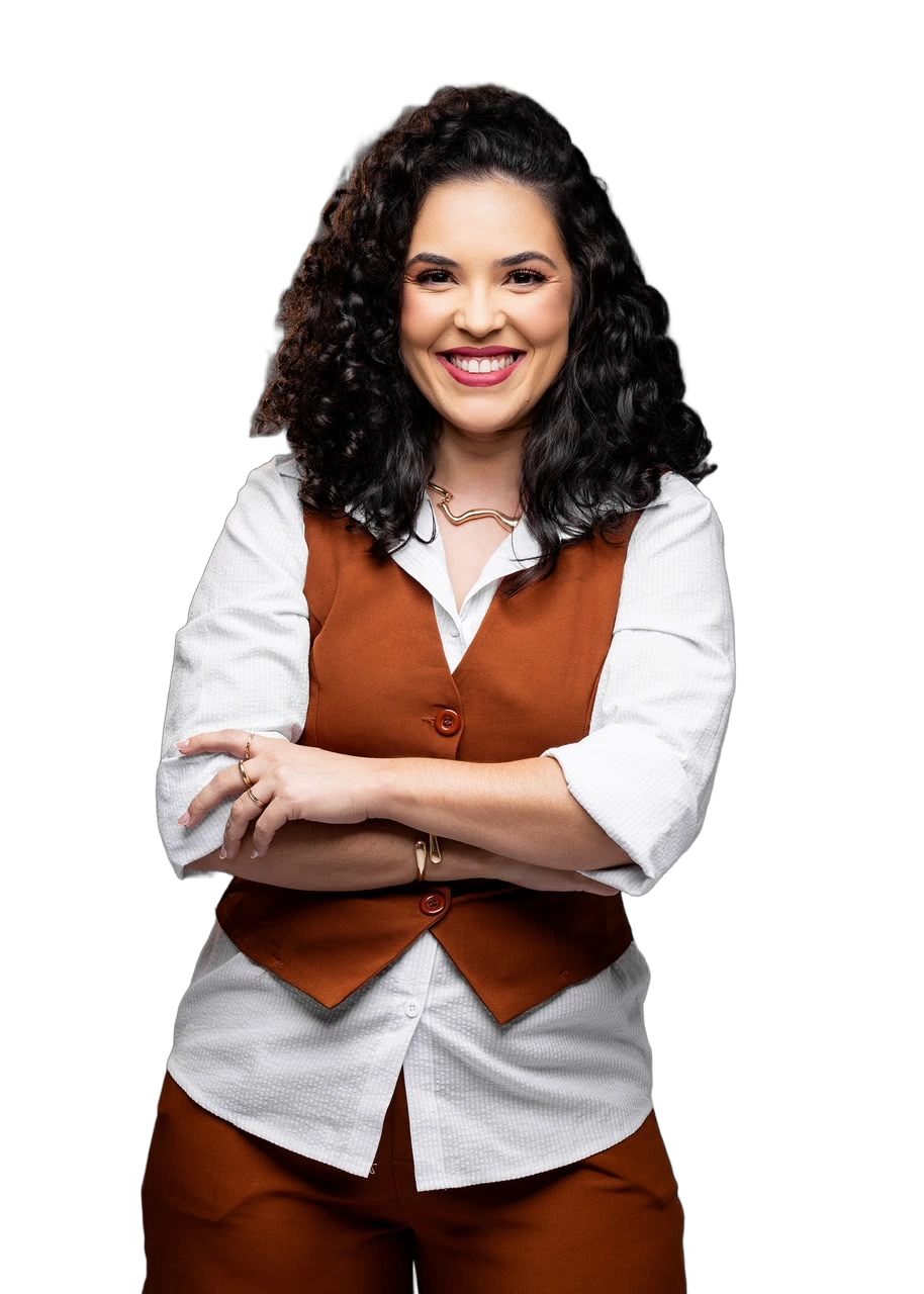 Natielle Cardoso sorrindo, de braços cruzados